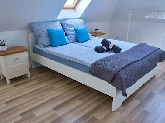 Strand Apartman شقة
